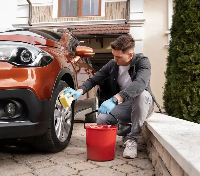 Lavage auto à domicile Saint-Palais : professionnel intervenant sur un véhicule